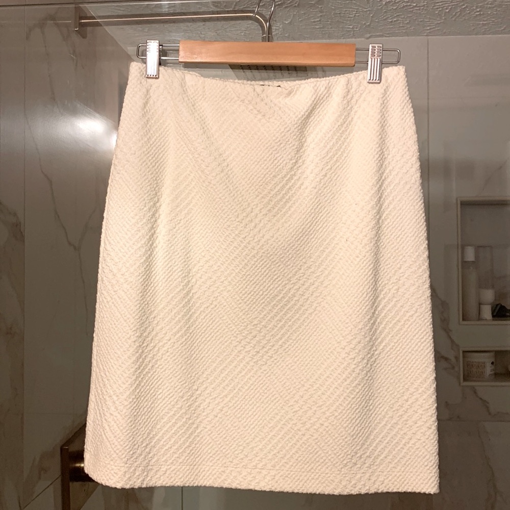 J McLaughlin Ivory Pencil Skirt EUC Elastic Waist 21” length Size Small.
